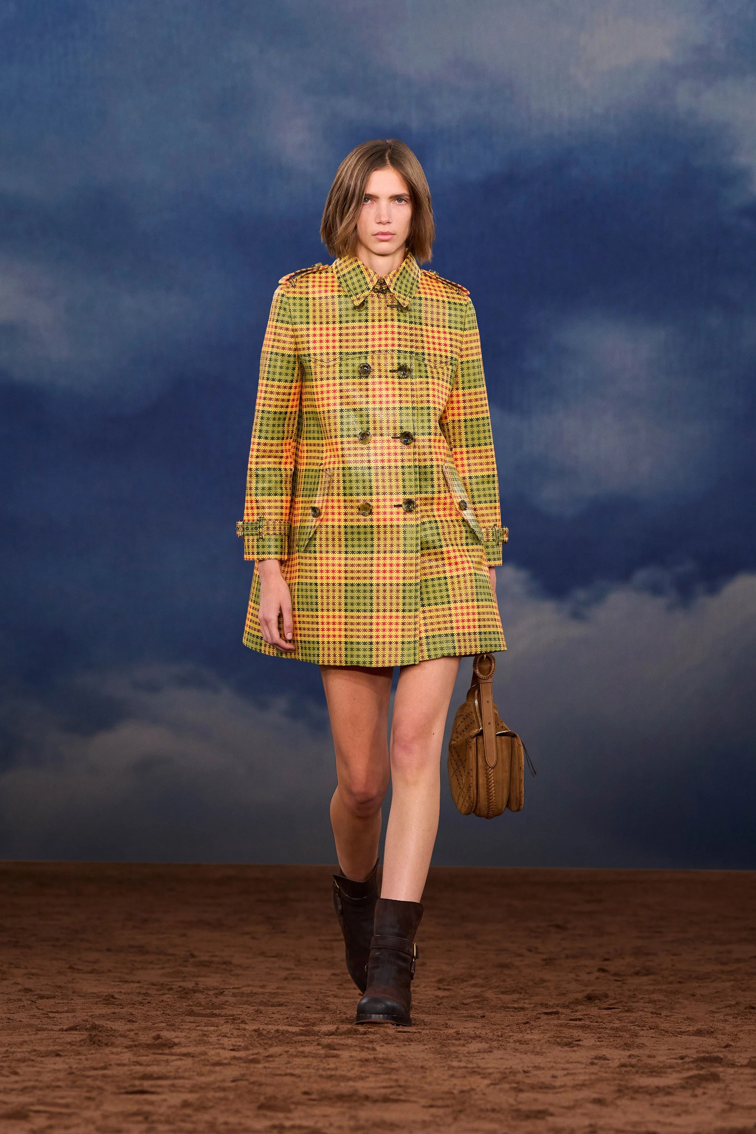 BURBERRY SPRING 2026 - SHOW REPORT - BEHIND THE BLINDS —